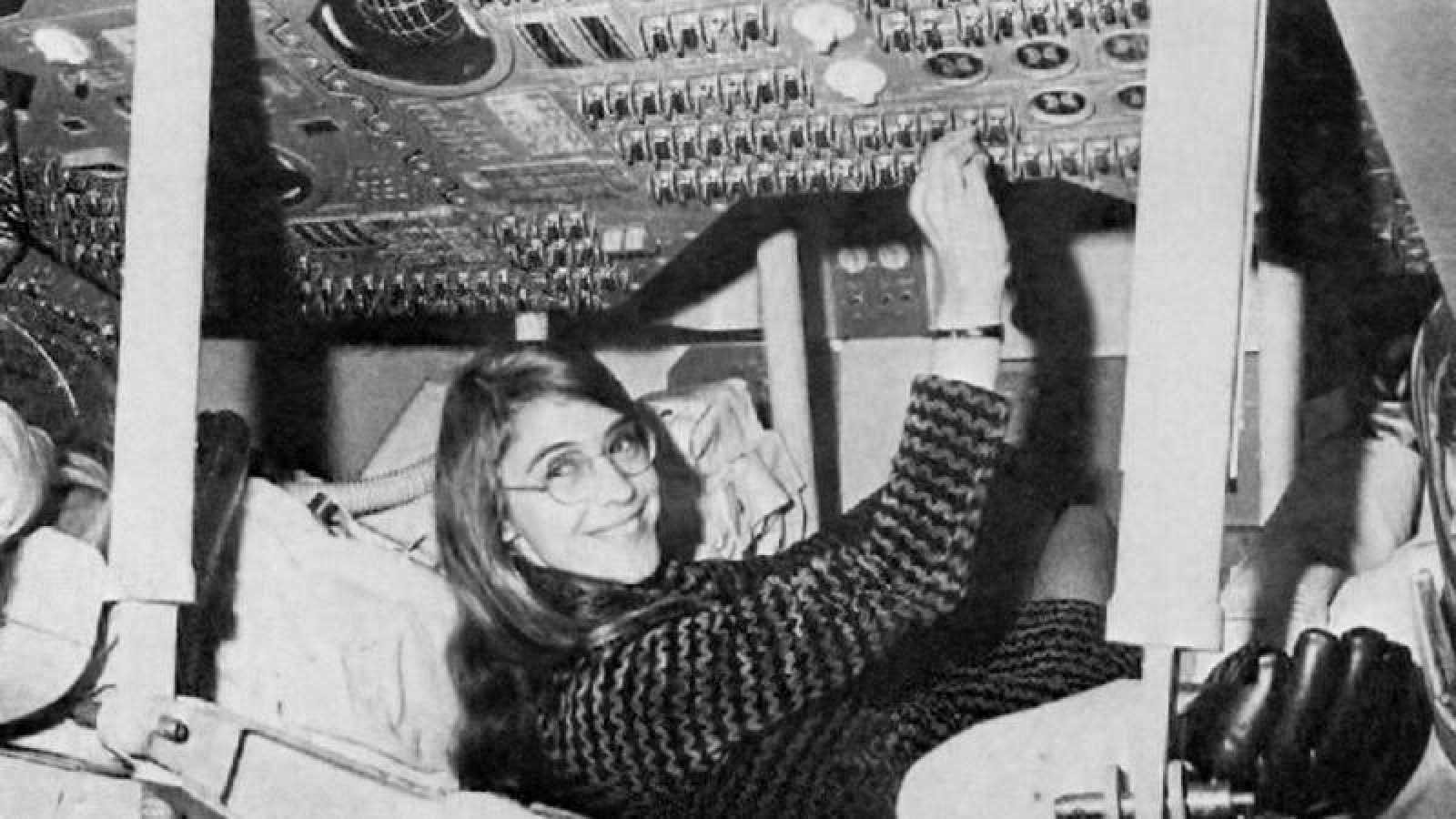 Margaret Hamilton en la capsula de simulación del Apolo