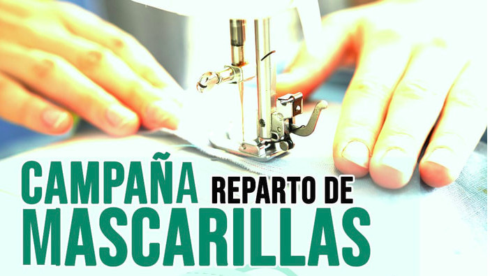 Foto donde se ven unas manos cosiendo una mascarilla con una máquina de coser