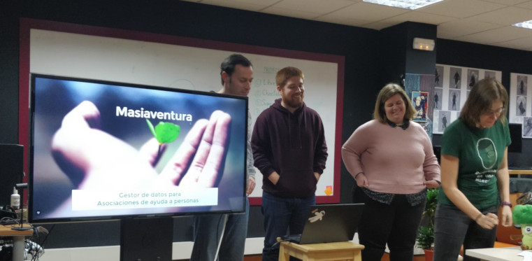 Presentación de uno de los proyectos de la piweek: una herramienta de gestión de datos para asociaciones