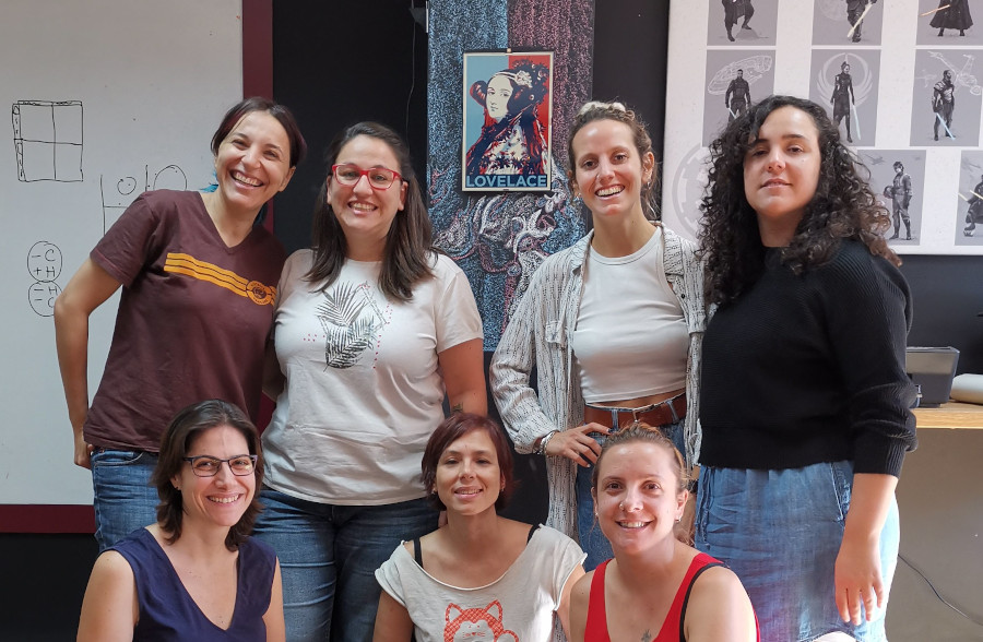 Foto en la oficina con un cuadrito de Ada Lovelace al fondo y varias kaleiders: Maria, Tere, Esther, Clara, Yami, Miryam y Sara