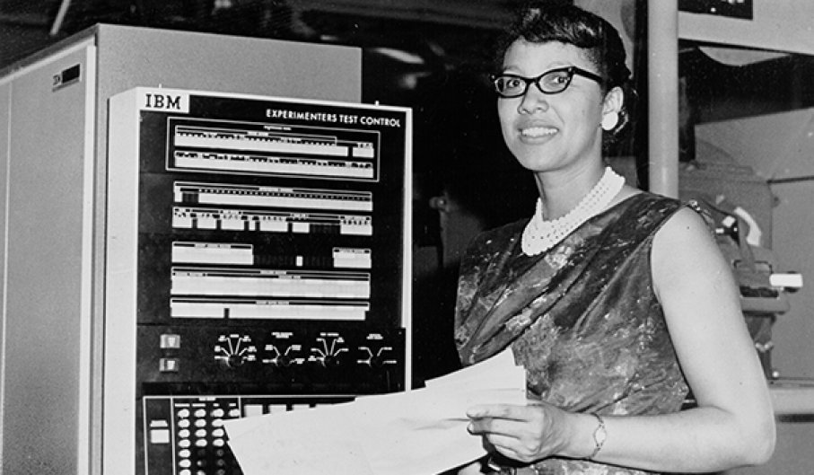 Dorothy Vaughan con una computadora IBM.
