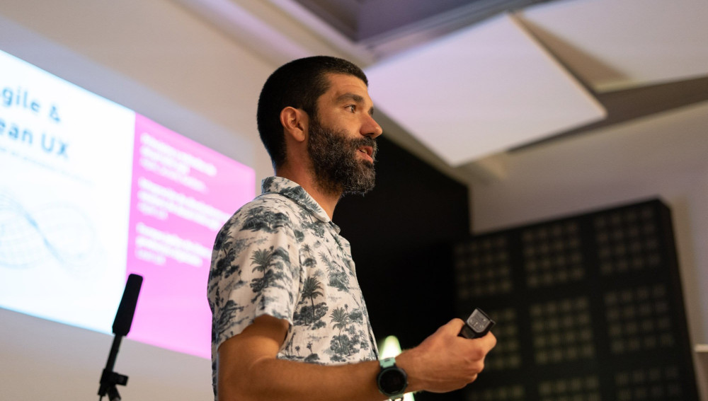 Andy en una charla de UXAlmeria