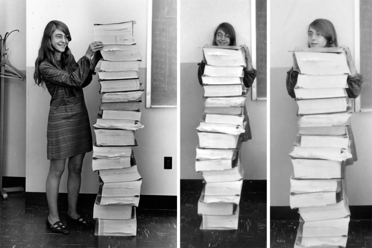 Margaret Hamilton posando con el código de las misiones Apolo.