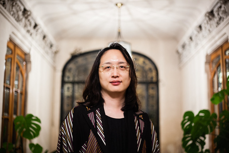 Foto de Audrey Tang en primer plano en un edificio con plantas