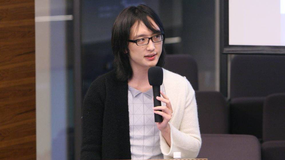 Audrey Tang sujetando un micrófono en un discurso